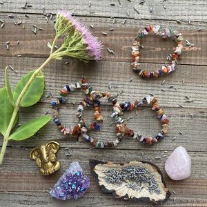 NEW• ONE Polished Mixed Crystal Gemstone Chip Stretch Bracelet